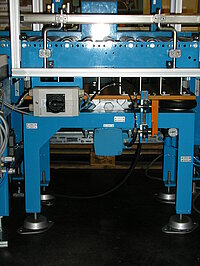 vibration table below roller conveyor